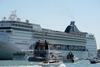 Ladja za križarjenje v Benetkah trčila v turistično ladjico, več ranjenih