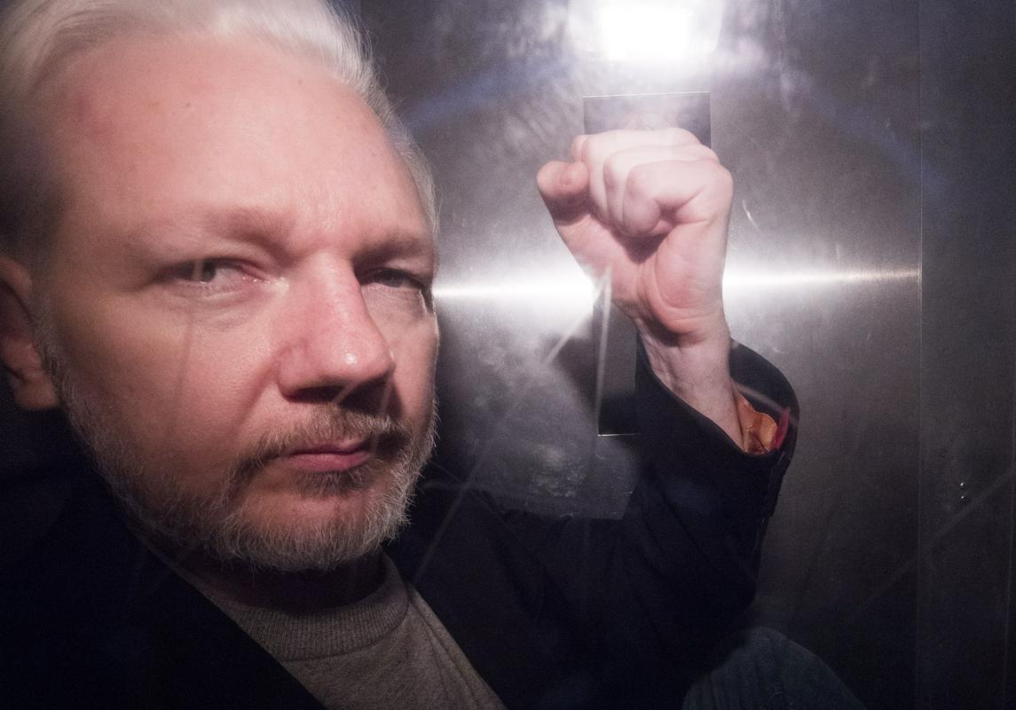 Julian Assange bo v petek sodno zaslišan v zaporu, nato pa bo v rokah sodišča odločitev, ali ga bodo res izročili ZDA, kjer mu grozi dejanski dosmrtni zapor zaradi vohunstva in izdaje državnih skrivnosti. Foto: Reuters