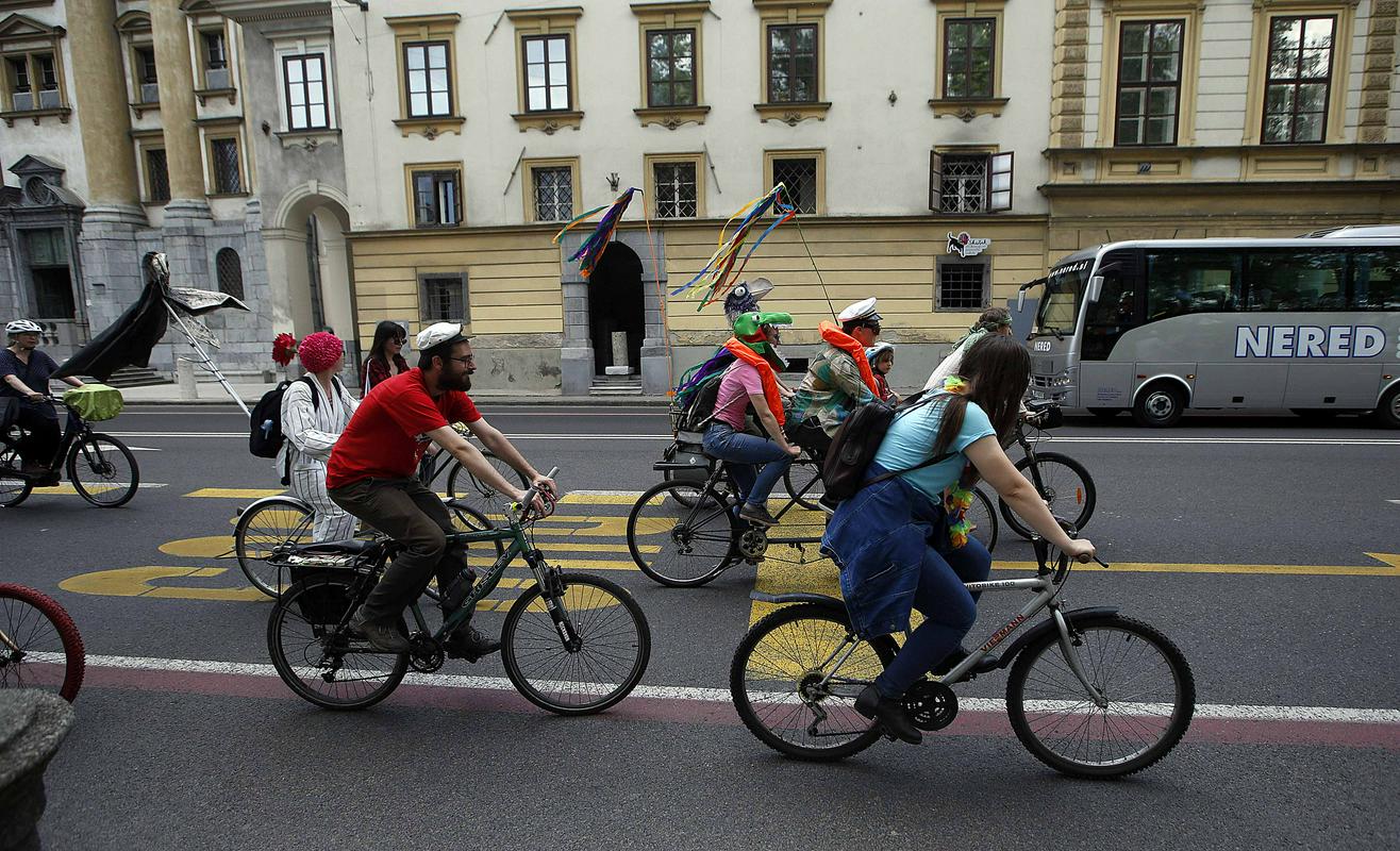 V predalih infrastrukturnega ministrstva je ostal predlog zakona, ki bi s 120 evri sankcioniral vožnjo s kolesom brez kolesarke čelade. Foto: BoBo/Borut Živulović