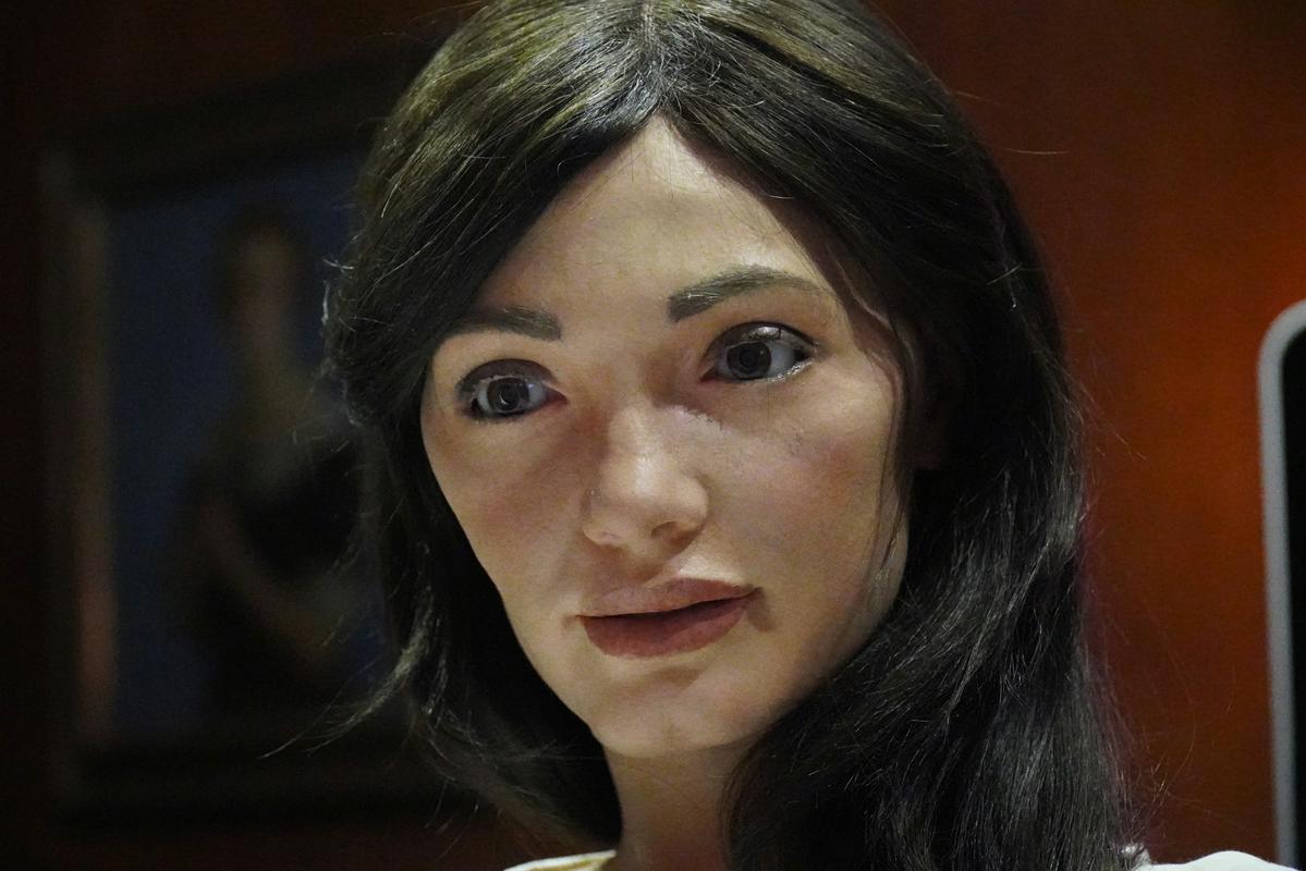 Glede njenega videza so se odločili, da bo mešane rase in dolgih temnih las, ima silikonsko kožo ter s tridimenzionalnim tiskalnikom izdelane zobe in dlesni. Za izdelavo njene glave so uporabili tehnologijo Mesmer. Foto: Reuters