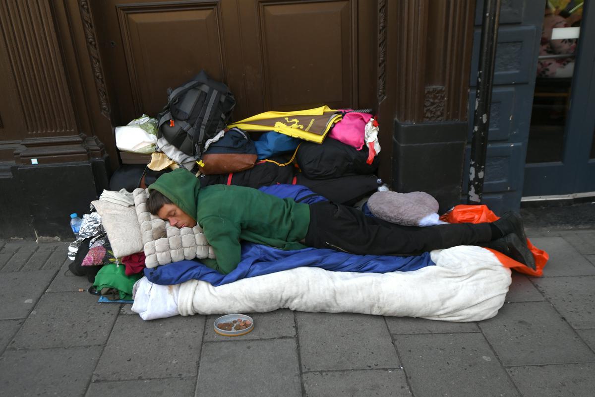Kam se bodo lahko zatekli brezdomci, se sprašujejo nevladniki. Foto: EPA