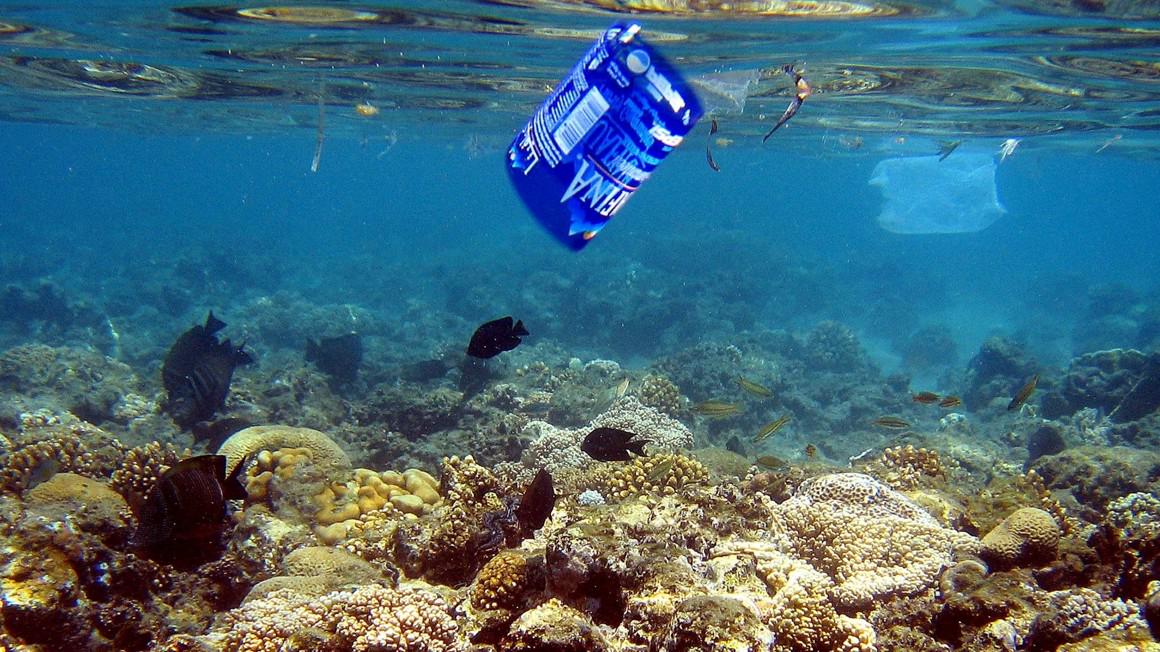 Izdelki iz plastike močno onesnažujejo okolje. Foto: MMC RTV SLO/Reuters