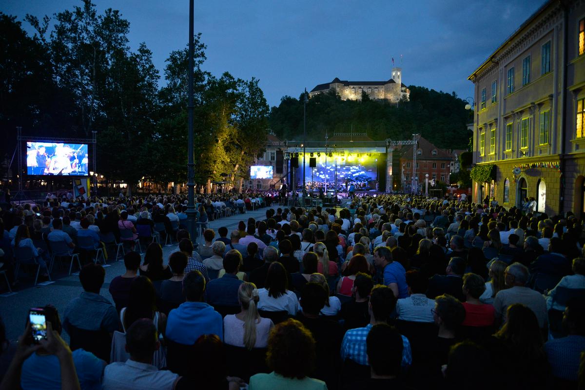 Kongresni trg so napolnili zvoki iz zlatih časov slovenske popevke. Foto: BoBo/Alen Milavec