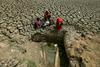Indijcem zmanjkuje pitne vode, in to hitro