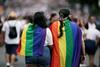 Desettisoči na prvi paradi ponosa po zeleni luči za istospolne poroke