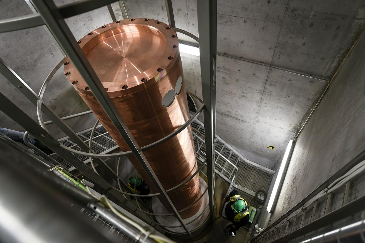 Bakrena kapsula za shranjevanje uporabljenega jedrskega goriva. Foto: Reuters