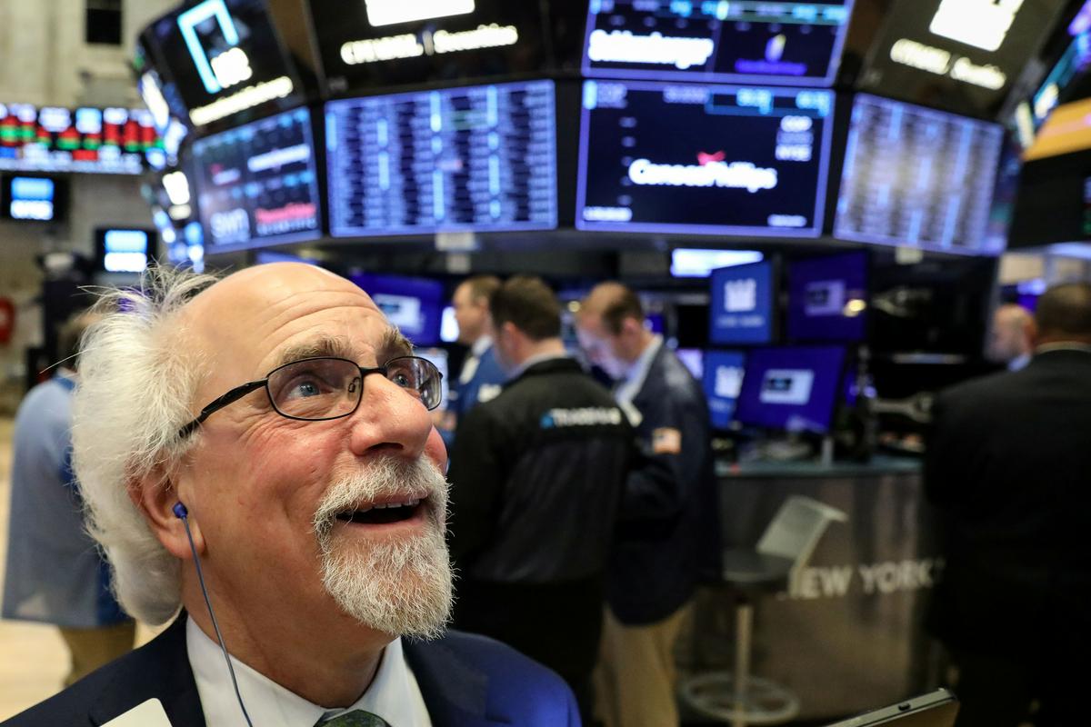 Finančni trgi so lani marca izgubili tla pod nogami, a nato zaradi gromozanskih spodbud centralnih bank in vlad krenili močno navzgor. Trenutno je newyorški Dow Jones 25 odstotkov višje kot pred točno letom dni, v primerjavi z dnom v lanskem marcu pa je pribitek več kot 80-odstoten. Foto: Reuters