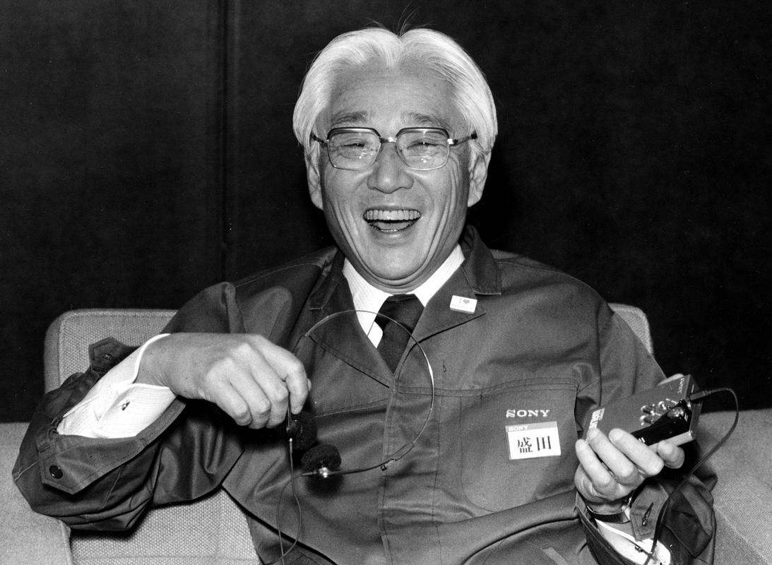 Predsednik podjetja Sony Akio Morita z walkmanom na sestanku leta 1982. Foto: AP