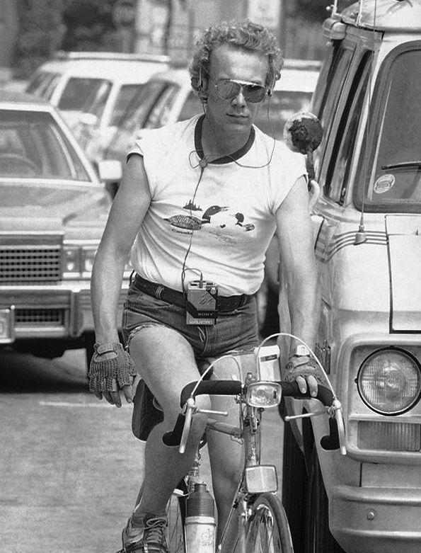 Kolesar z walkmanom za pasom na ulici v Chicagu avgusta 1981. Foto: AP