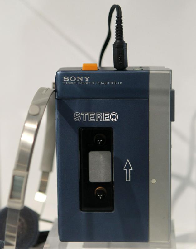 Sonyjev prvi prenosni kasetofon, slavni TPS-L2. Izdelek, ki je dolga leta simboliziral razcvet japonskega gospodarstva in njegov dar za izdelavo miniatur, je celo na videz asociiral na klasični japonski dizajn: modro in črno ohišje naj bi reinterpretiralo klasične lakirane škatle, ki so jih izdelovali na Japonskem. Foto: Reuters