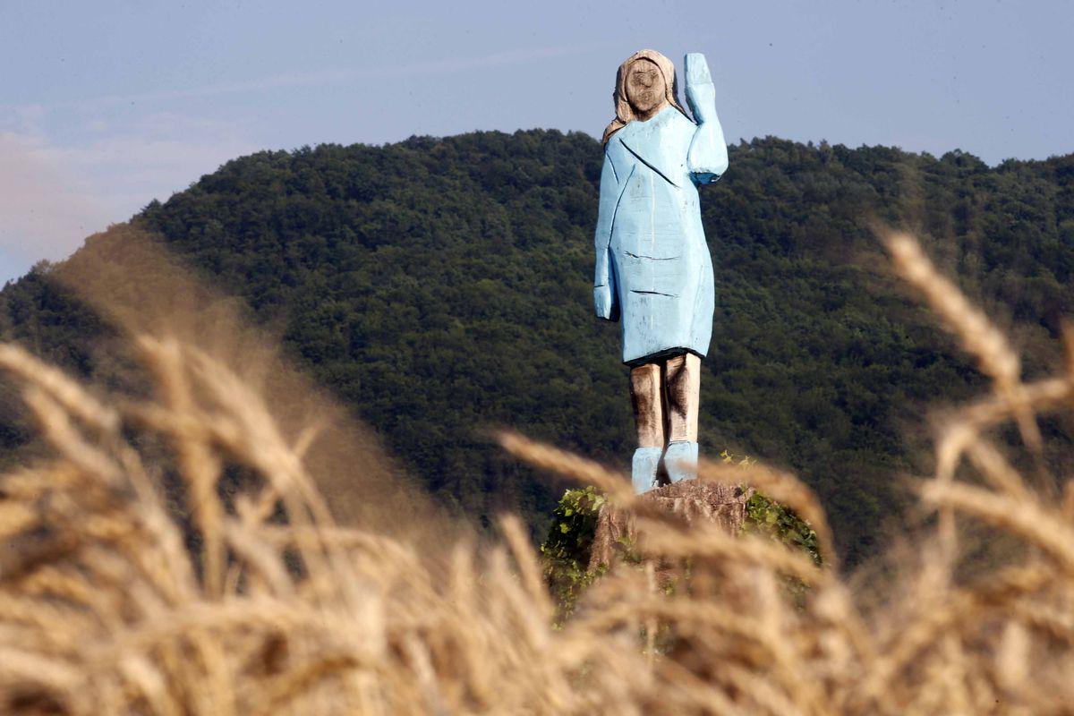 V več medijih so kip zaradi lege in videza primerjali s strašilom. Foto: BoBo