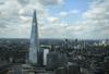 Človek pajek brez zaščite plezal po najvišjem britanskem nebotičniku