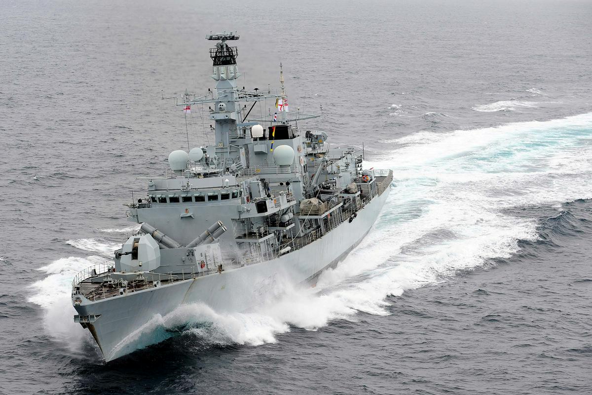 Britanski tanker spremlja vojaška ladja HMS Montrose. Foto: Reuters