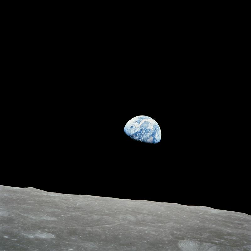 Na odpravi Apollo 8 so posneli tole ikonično fotografijo Zemljin vzhod (Earthrise). Foto: MMC RTV SLO