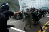 Zaostrovanje protestov v Hongkongu - policija nad protestnike s solzivcem