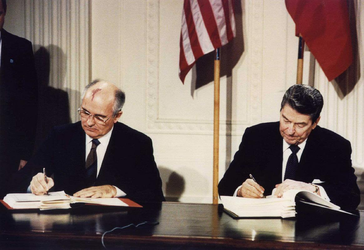 Ronald Reagan in Mihail Gorbačov sta 8. decembra 1987 podpisala pogodbo o prepovedi jedrskih raket srednjega dosega (INF). Foto: Reuters