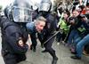 Policija na nedovoljenih protestih priprla okoli 600 ljudi