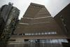 Najstnik z galerije Tate Modern porinil šestletnega dečka