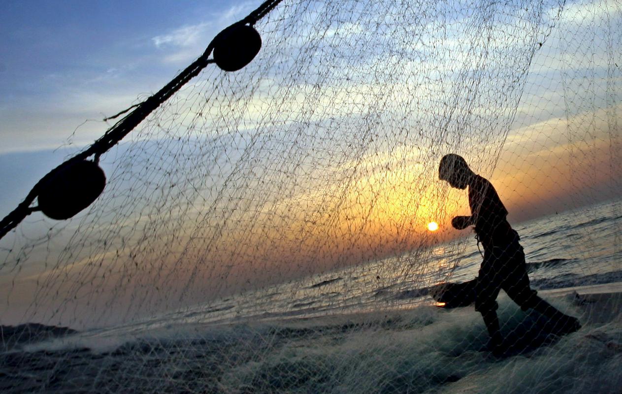 Odslužene mreže, ki plavajo v morju, predstavljajo nevarnost tako za morske živali kot za propelerje čolnov. Foto: EPA