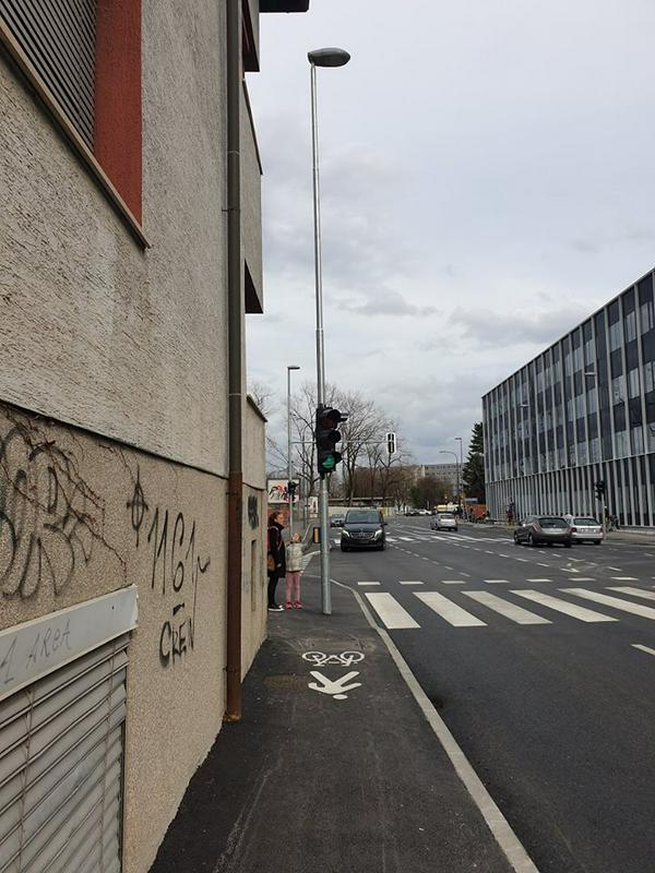 Semafor sredi kolesarske steze in preozko območje za srečevanje kolesarjev in pešcev na Samovi ulici. Foto: Ljubljanska kolesarska mreža