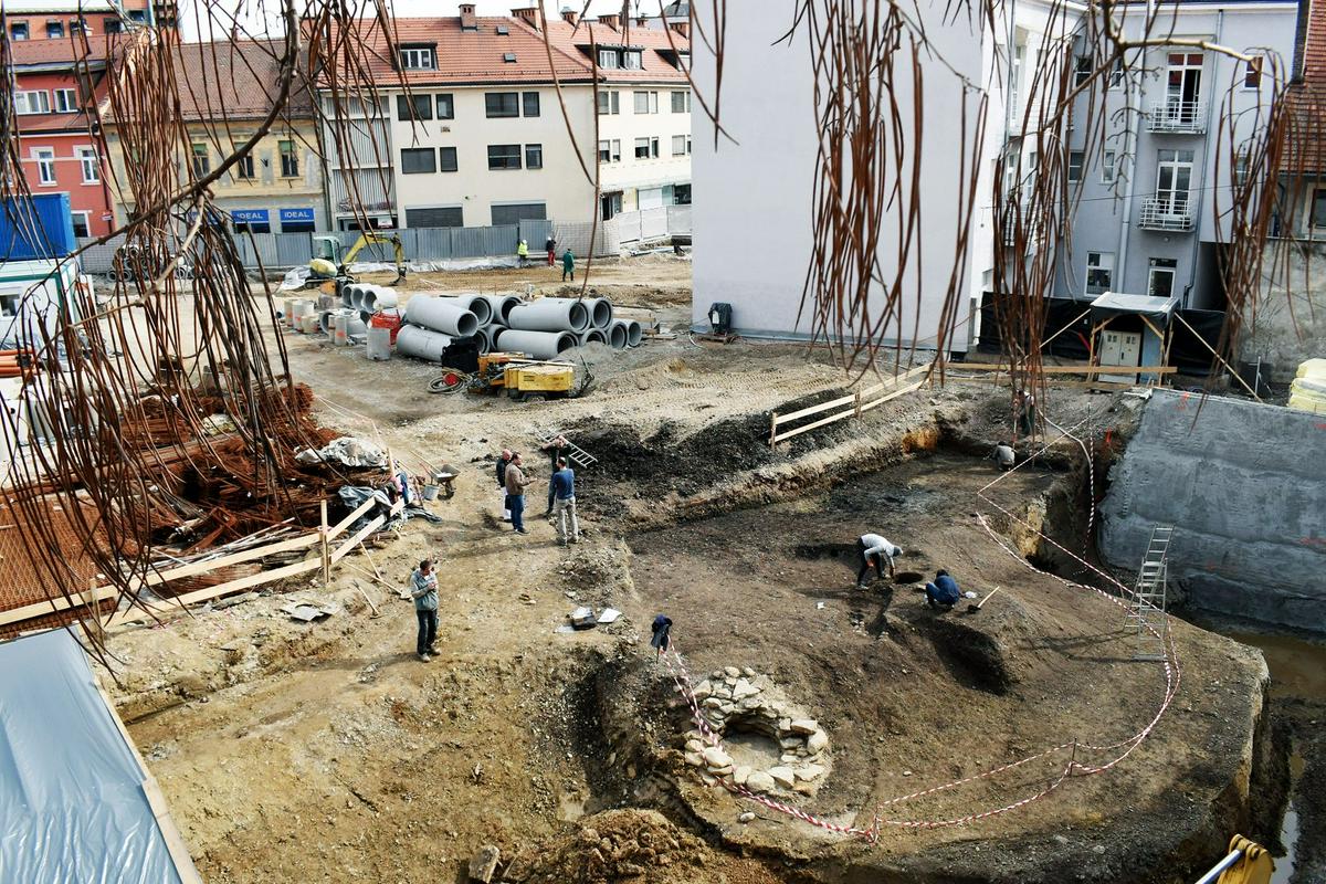 Archaeological excavations in the area of ​​the Ptuj market.  Photo: Borut Slokan