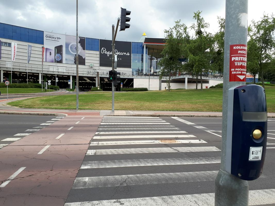 Semafor v bližini Europarka s tipko, ki jo je treba pritisniti za aktivacijo zelene luči. Foto: Mariborska kolesarska mreža - Spletni zemljevid -  Problemi kolesarjev in pešcev