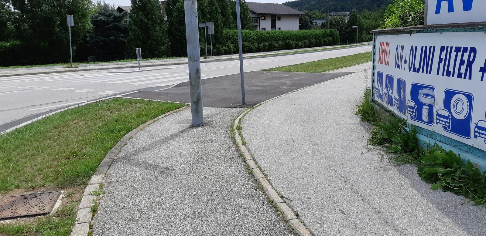 Med nezglednimi primeri je tudi Kardeljeva cesta, kjer je kolesarska steza slabo označena, posredi pa so postavljeni drogovi. Foto: Mariborska kolesarska mreža - Spletni zemljevid -  Problemi kolesarjev in pešcev