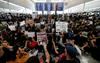Zaradi protestnikov letališče v Hongkongu ves dan zaprto