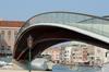 Santiago Calatrava mora plačati za napake na beneškem mostu