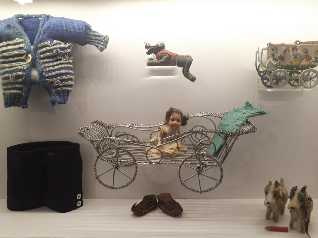 Zbirka igrač, ki so jih za sabo pustili zaprti otroci. Foto: Alina Morano