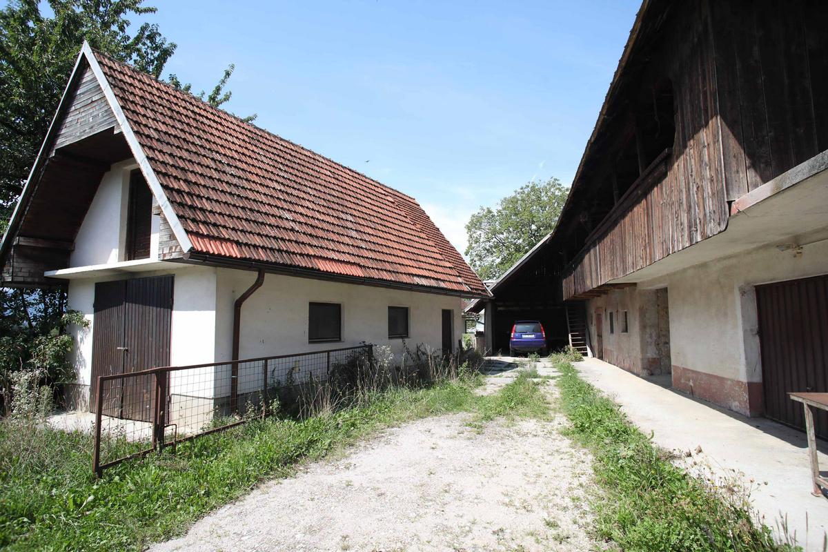 Celovito obnovo bo dočakal tudi objekt Vrba 1, ki stoji ob Prešernovi domačiji