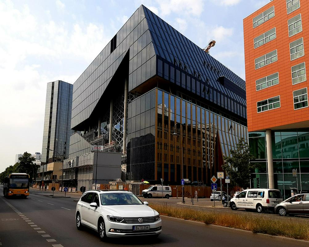Nizozemski arhitekt Rem Koolhaas je novo stavbo medijskega koncerna Axel Springer zasnoval z luknjo v sredini objekta, ki ponazarja potek Berlinskega zidu, ki je nekoč stal tu. Foto: Polona Balantič