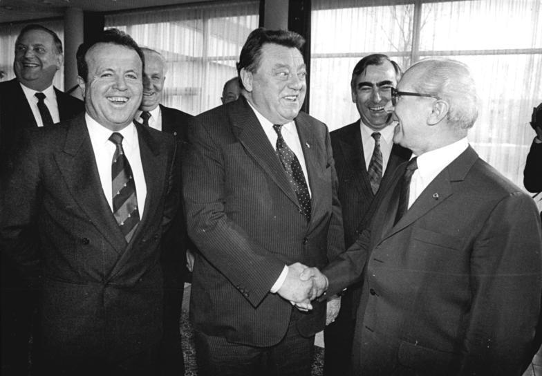 Alexander Schalk-Golodkowski (na fotografiji levo zadaj) je med svojimi trgovinskimi posli na Zahodu navezal prijateljski odnos z bavarskim politikom Franzem Josefom Straußom, ki je v petdesetih in šestdesetih letih opravljal tudi vlogo ministra na različnih ministrstvih. Foto: Wikipedia