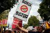 Več tisoč Britancev protestiralo proti ustavitvi dela v parlamentu