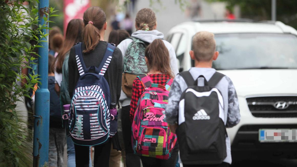 Pri najstnikih psihologi opažajo največ težav zaradi omejenega socialnega življenja v času pandemije, posledice številnih omejitev pa se kažejo tudi v gibalnih sposobnostih otrok. Foto: BoBo