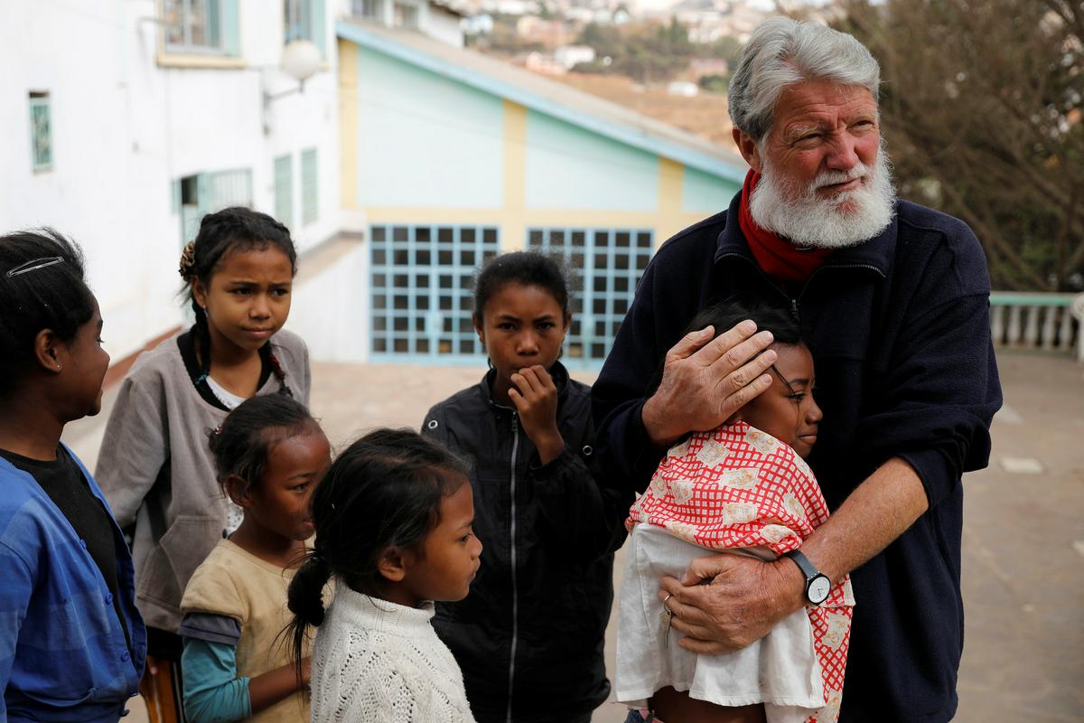 Pedro Opeka je pomagal številnim revnim otrokom. Foto: Reuters