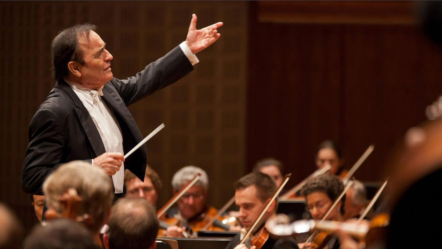 Orkester Slovenske filharmonije bo Simfonijo št. 9 v d-molu izvedel pod taktirko švicarskega dirigenta Charlesa Dutoita. Foto: Chris Lee