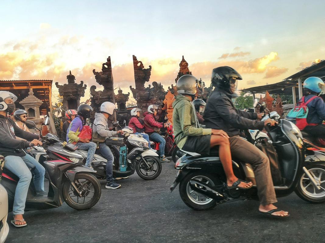 Bali se je turizmu odprl v 60. letih, danes pa otoku grozi, da ga bo ta zanj najpomembnejša panoga ugonobila. Foto: MMC RTV SLO/Kaja Sajovic