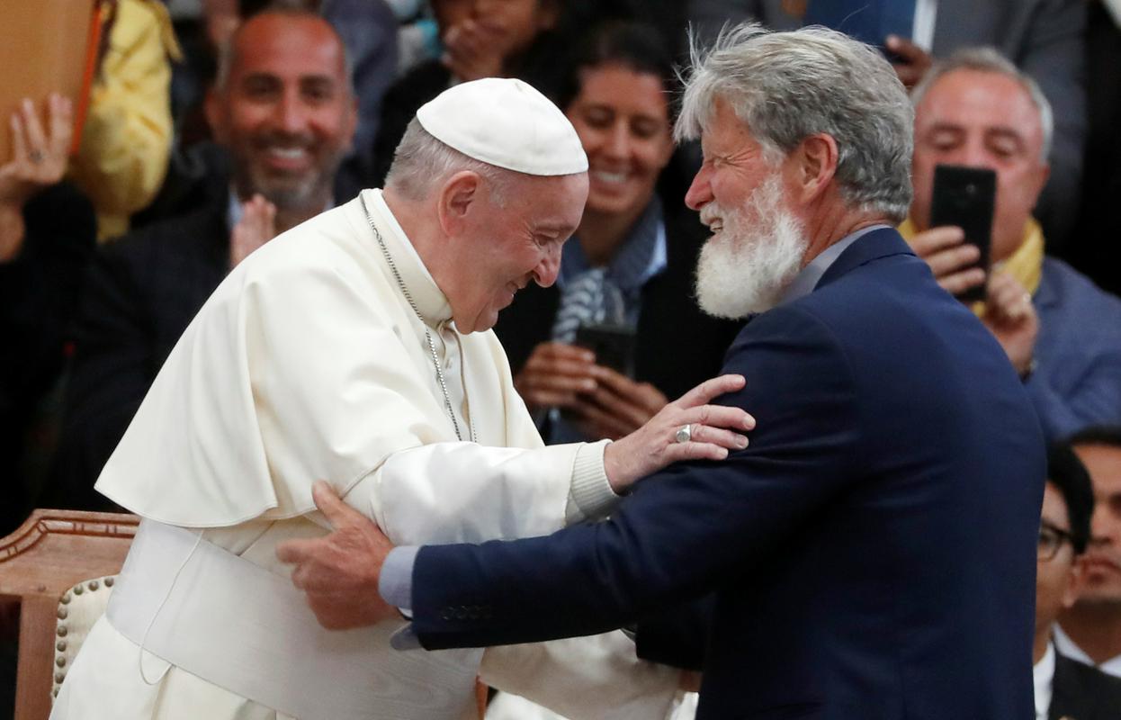 Prisrčno srečanje papeža in misijonarja Opeke. Foto: Reuters