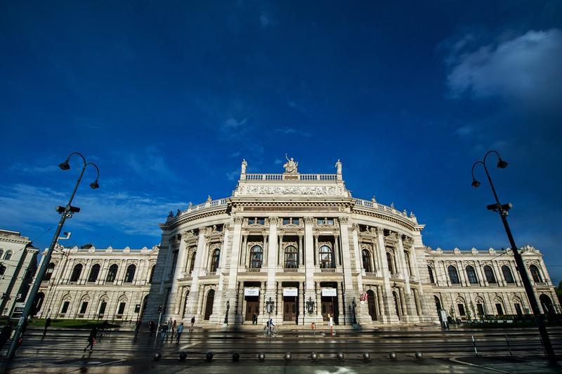 Burgtheater je leta 1748 ustanovila cesarica Marija Terezija, danes pa ta nacionalna ustanova zaposluje več kot 500 ljudi in ima na sezono 20 premier. Foto: EPA
