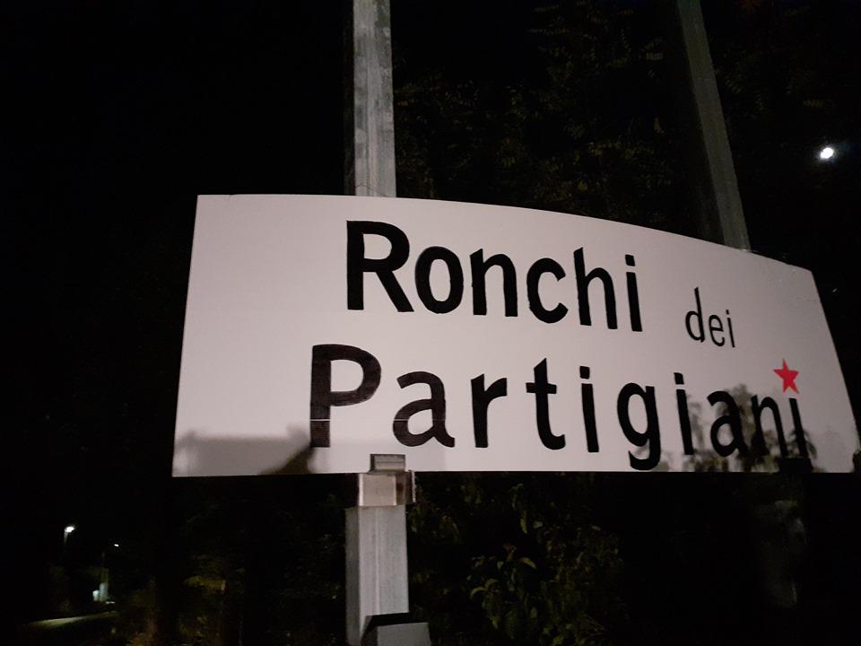 Cartelli antidannunziani a Ronchi Foto: Radio Capodistria
