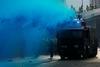 Molotovke, opeke in vodni topovi modre barve preplavili Hongkong