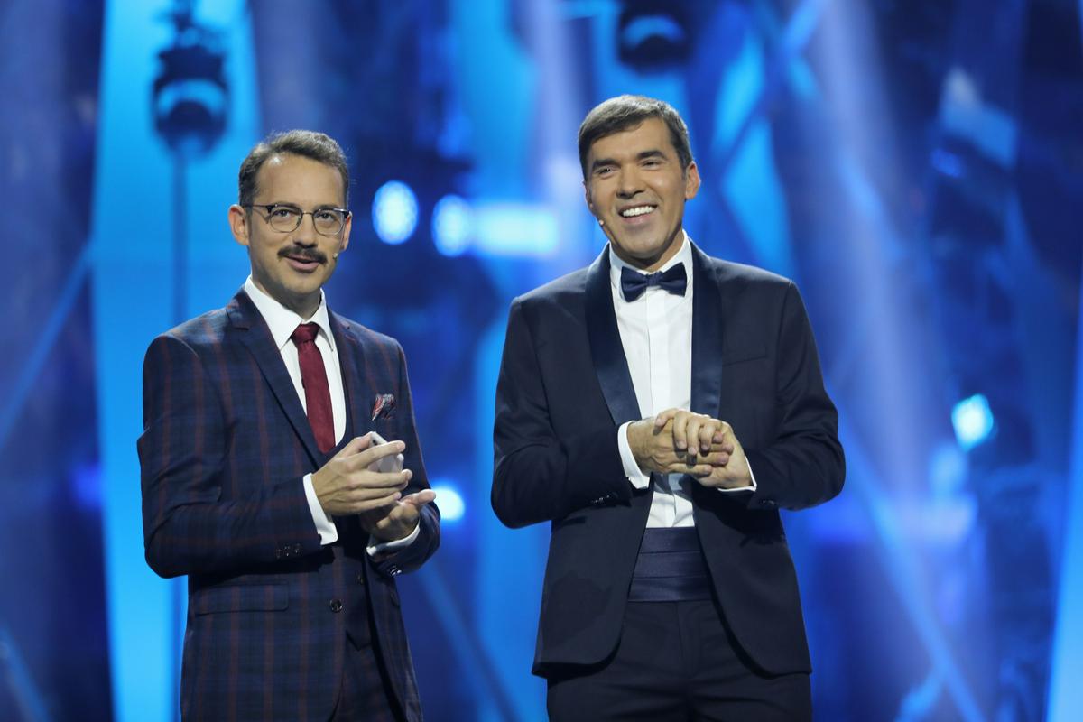 Skozi večer je krmaril voditeljski par Mario Galunič in Jože Robežnik. Foto: RTV Slovenija/Marjan Pregl