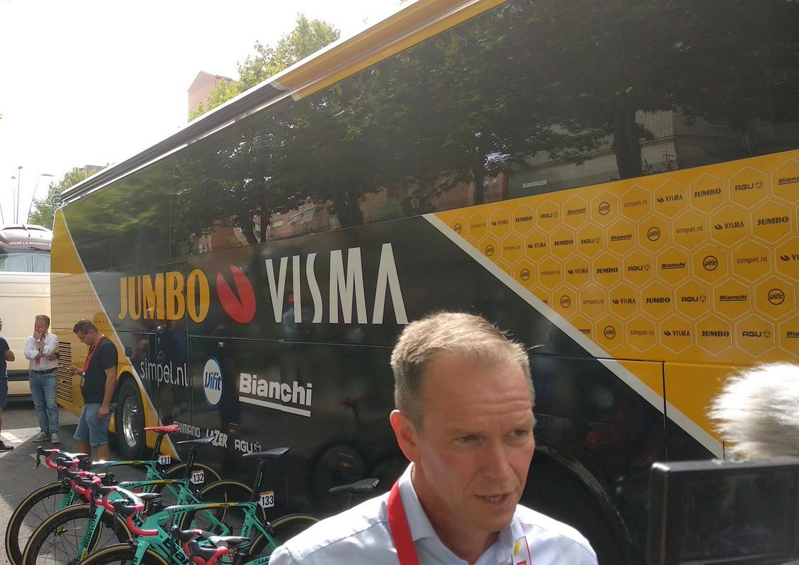 49-letni Richard Plugge, nekdanji kolesarski novinar, je zadnjih šest let gradil, da je Jumbo Visma prišla do položaja prvega izzivalca Ineosa. Podpis Toma Dumoulina je nov korak proti končnemu cilju. Foto: Twitter/@duledoz