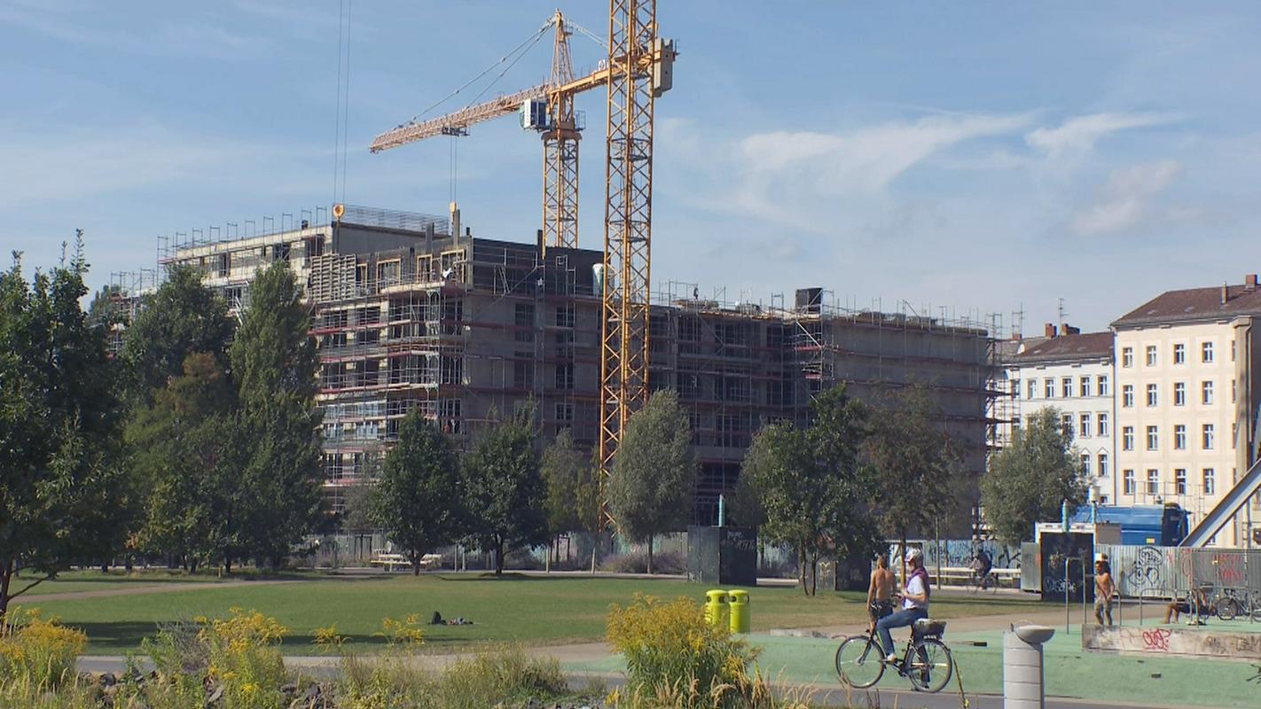 V Berlinu se tudi trideset let po padcu zidu še vedno ogromno gradi. Kaj je nastalo na nekdanjem pasu smrti in v obnovljenih objektih, smo raziskali v oddaji Platforma. Foto: MMC RTV SLO