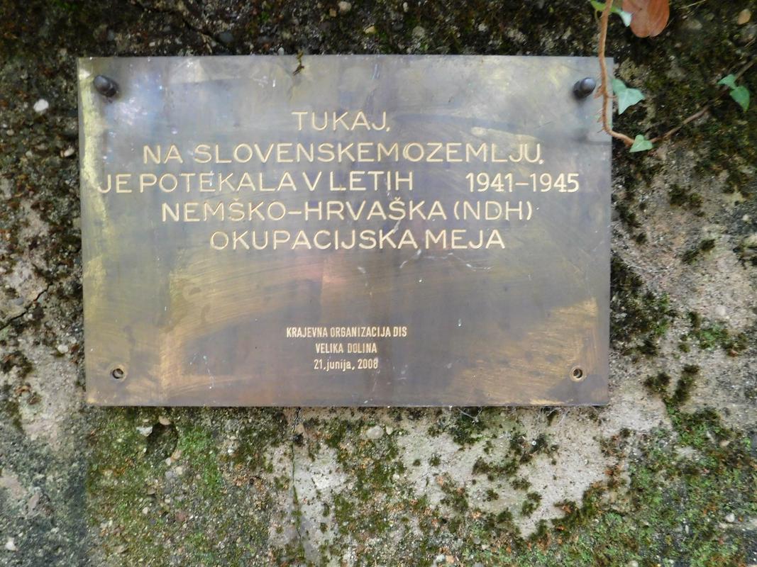 Spominska plošča na ostankih nemškega stražnega stolpa na Ponikvah. Foto: Bojan Balkovec