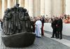 Papež odkril kip, ki upodablja tudi 