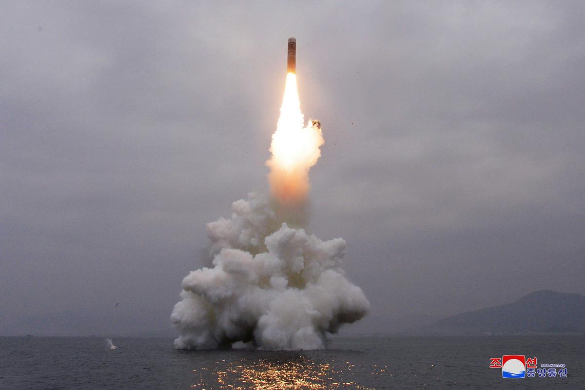 To naj bi bil enajsti severnokorejski raketni preizkus letos. Foto: Reuters