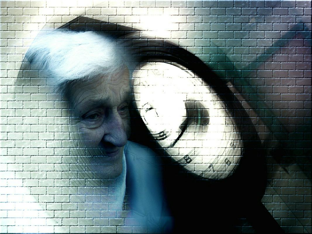 Petina ljudi, starih 65 let ali več, je lani živela z demenco