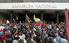 Protestniki vdrli v parlament, Moreno preselil vlado iz Quita